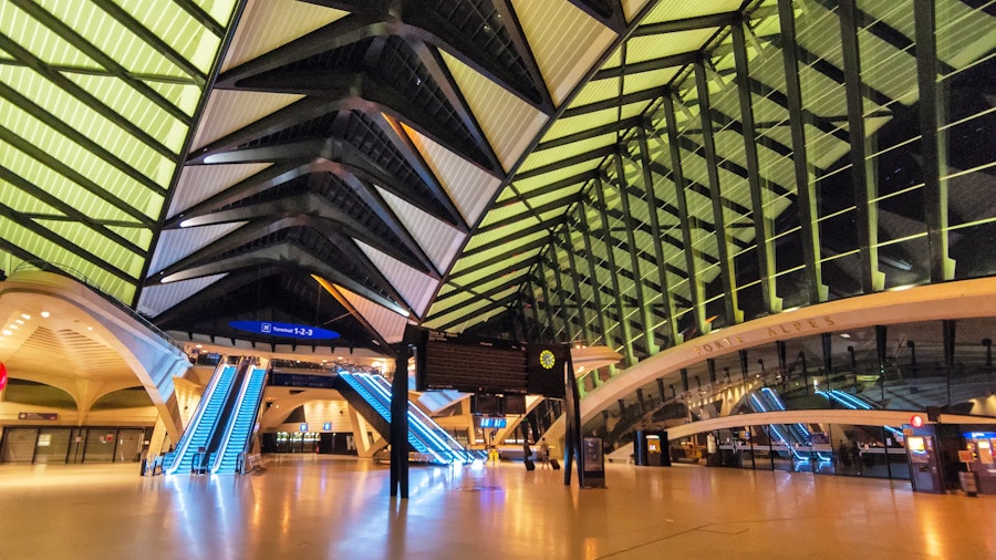 Hall de la gare TGV SNCF de l'aéroport de Lyon-Saint Exupéry de nuit