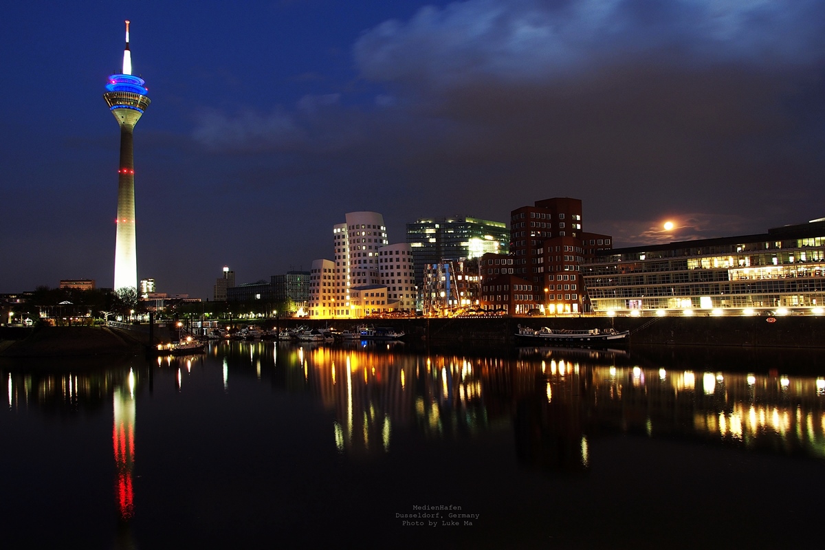 Düsseldorf_by_night