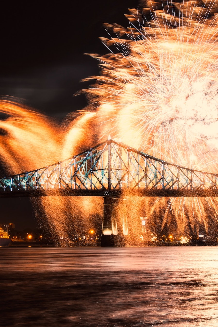 Feux d'artifice à Montréal au Canada