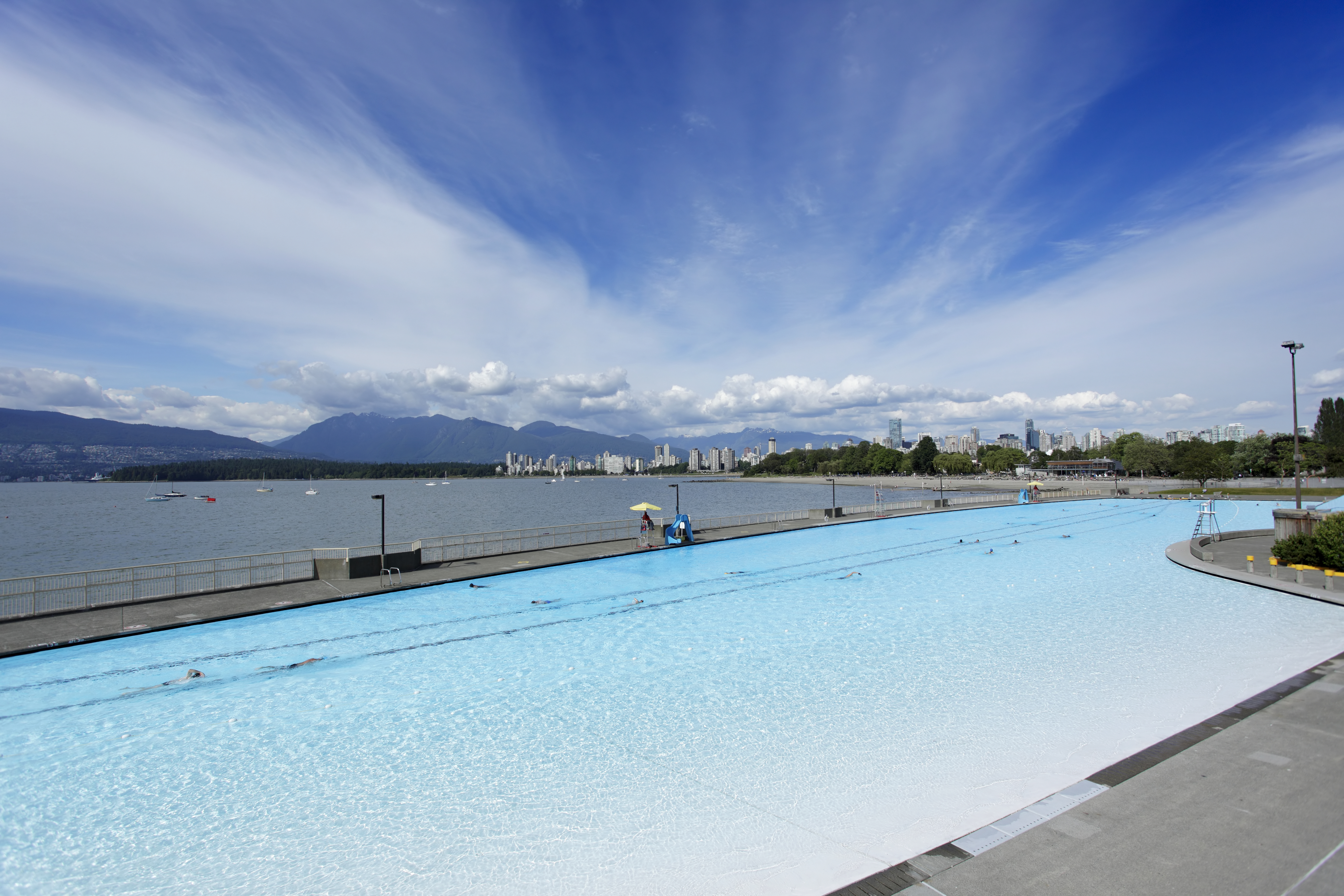 Plage et piscine de Kitsilano à Vancouver au Canada