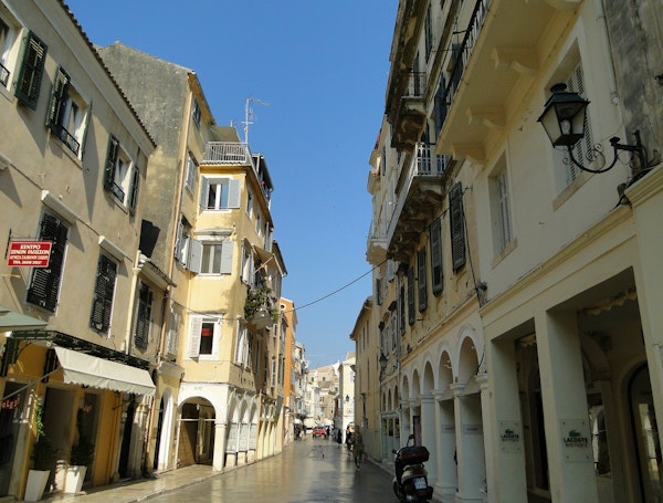 Rue de la vieille ville à Corfou