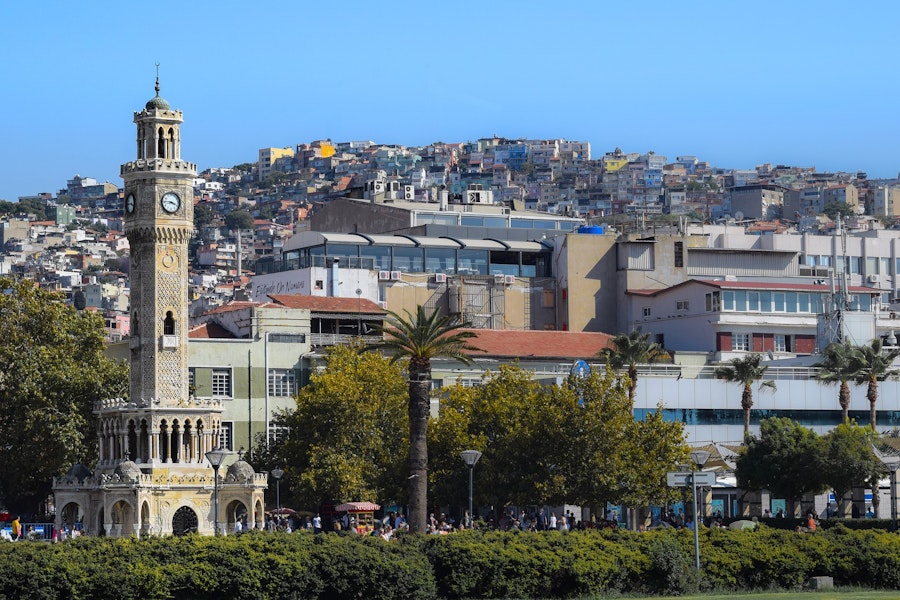 Destination Izmir Turquie minaret et ville