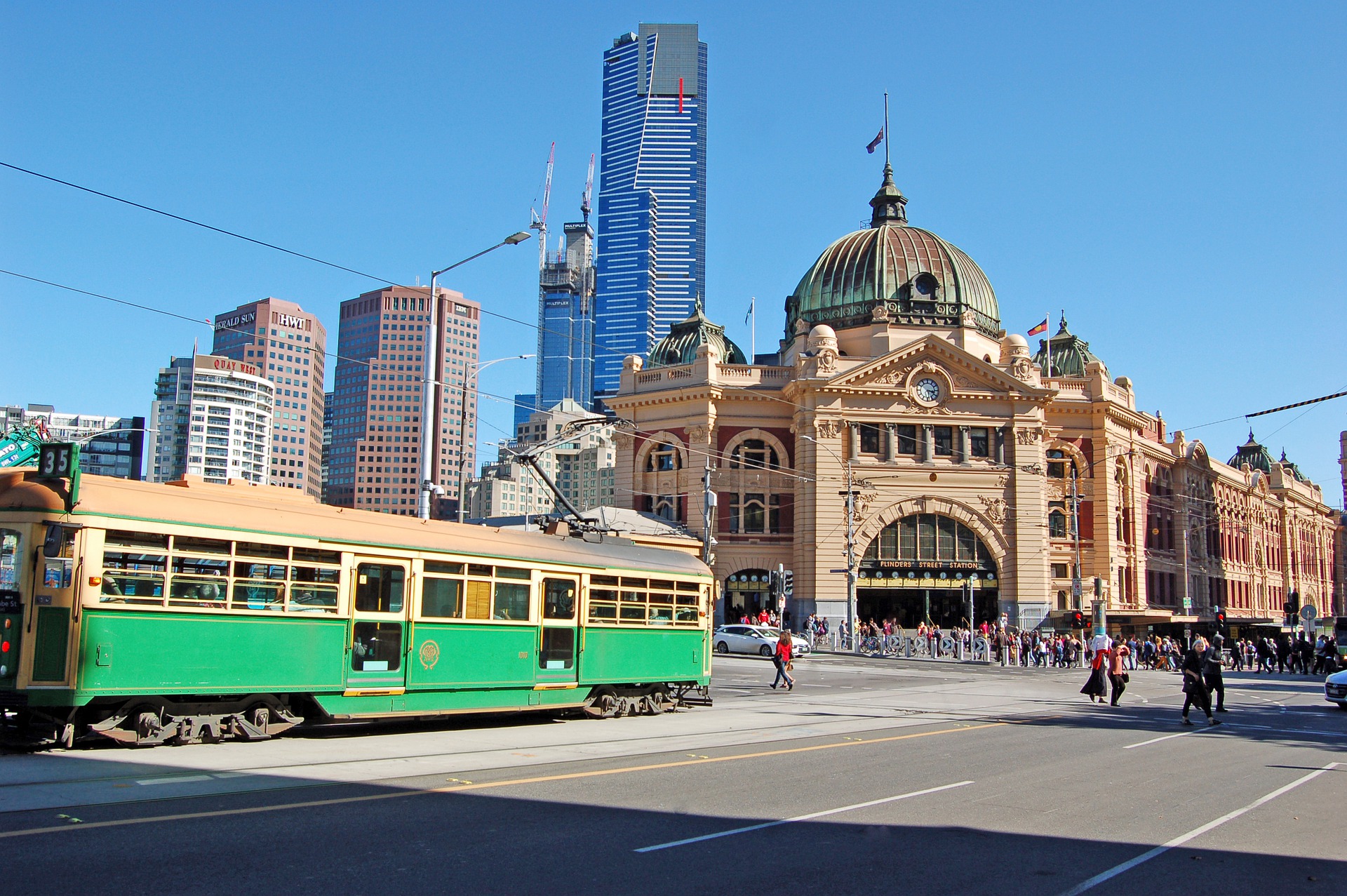 Tram de Melbourne passant devant les gratte-ciel de la ville