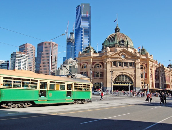 Tram de Melbourne passant devant les gratte-ciel de la ville