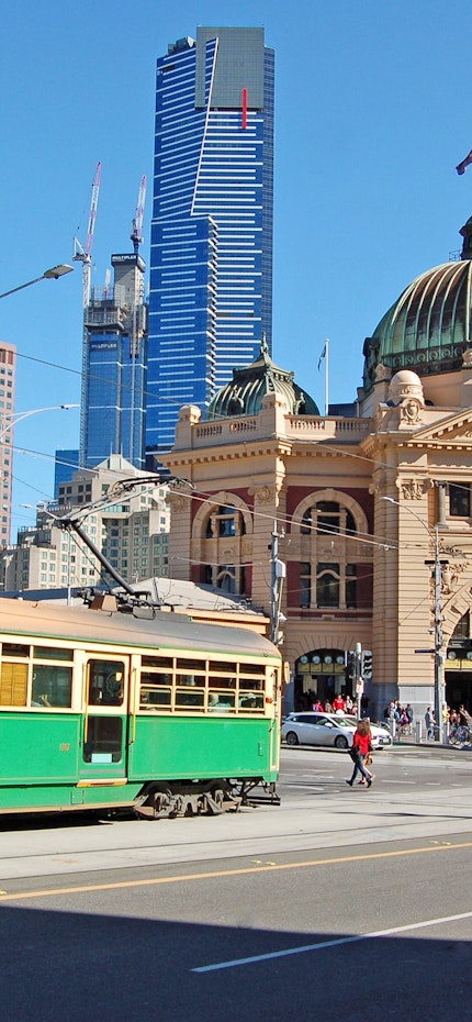 Tram de Melbourne passant devant les gratte-ciel de la ville