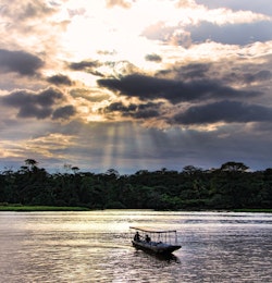 Destination San José Costa Rica fleuve bateau sunset
