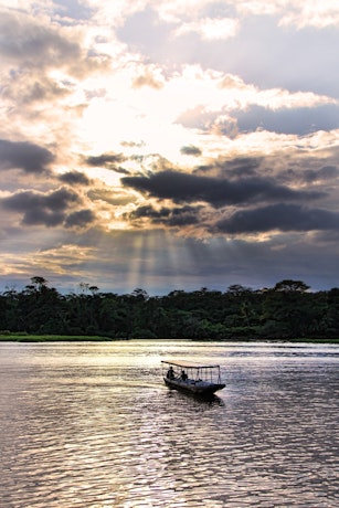 Destination San José Costa Rica fleuve bateau sunset
