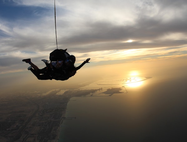 Parachutiste au-dessus de Dubaï