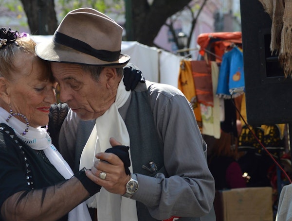 Couple dansant le tango argentin à Buenos Aires