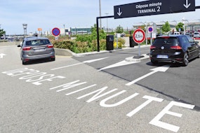 parking dépose minute Lyon Aéroport