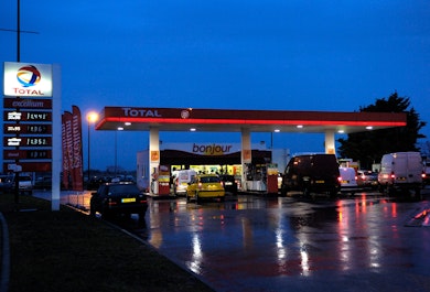 Station service total Lyon aéroport nuit