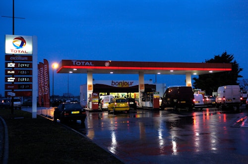 Station service total Lyon aéroport nuit