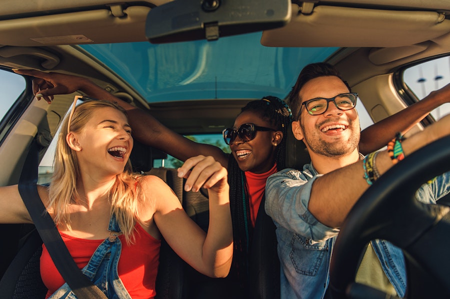 Amis voitures parking vacances