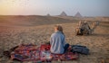 femme dans le désert avec des pyramides