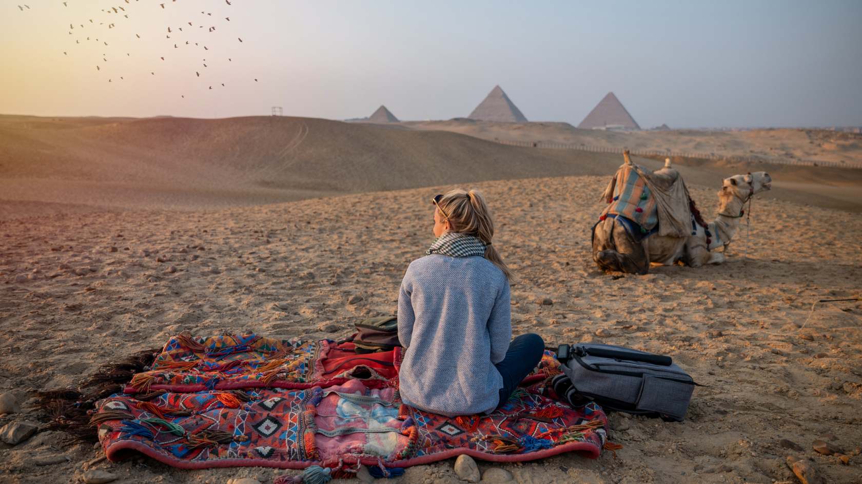 femme dans le désert avec des pyramides