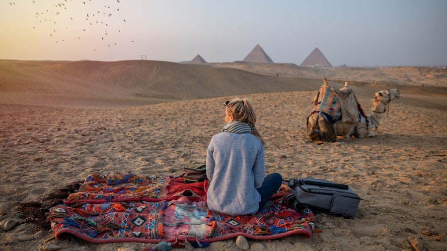 femme dans le désert avec des pyramides
