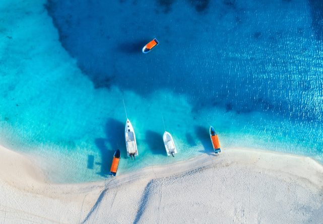 plage zanzibar avec des bateaux