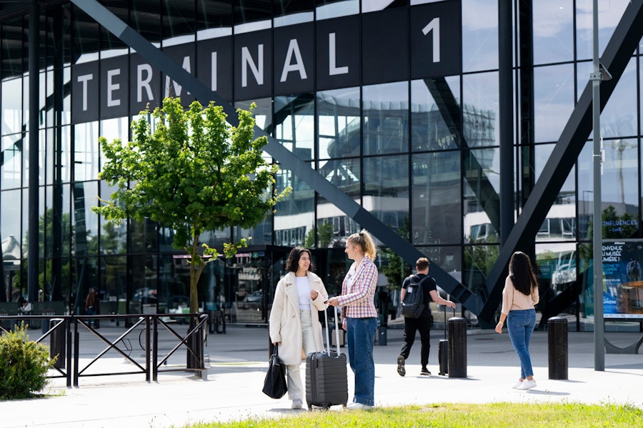 Aéroport terminal 1 parvis