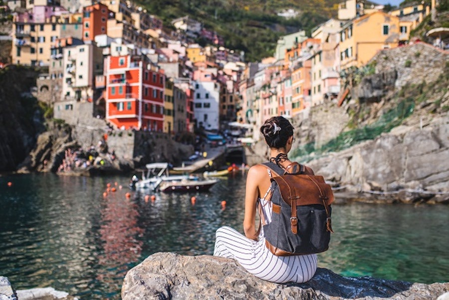 Destination voyage inspiration Italie femme paysage