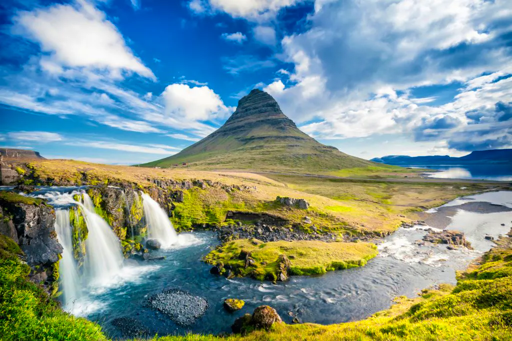 Paysage estival spectaculaire d’Islande avec montagne, cascades et rivière