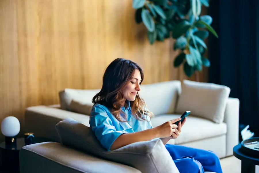 Femme sur son téléphone